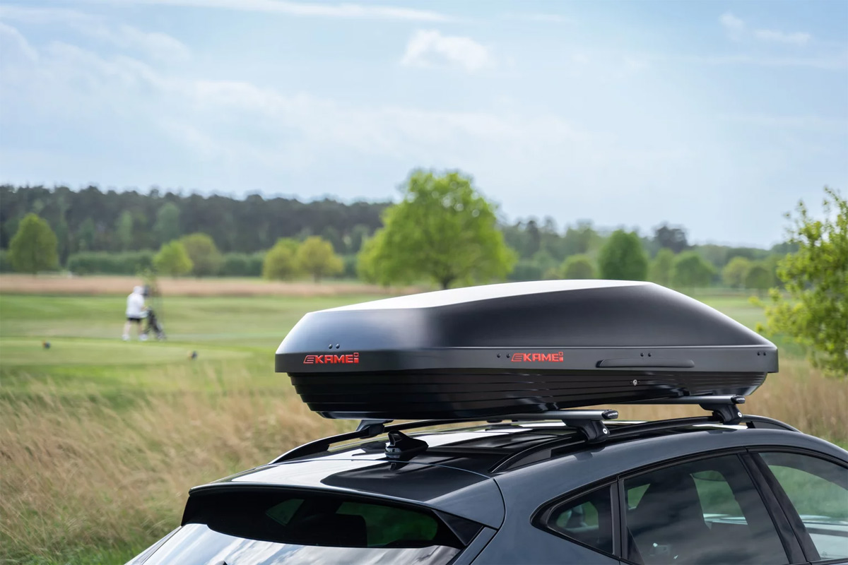 Bild zeigt Dachbox von Übler auf einem Auto